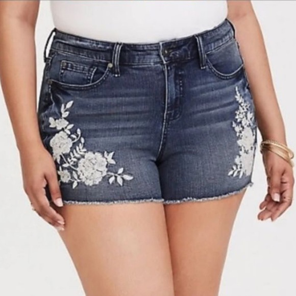 torrid Pants - NWT Torrid Embroidered Floral Jean Shorts Size 20